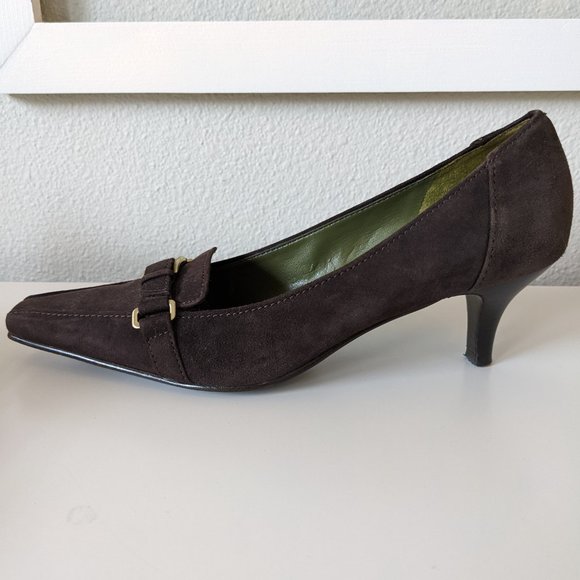 ANN TAYLOR- Brown Suede Pump with Brass Buckle - Picture 4 of 6